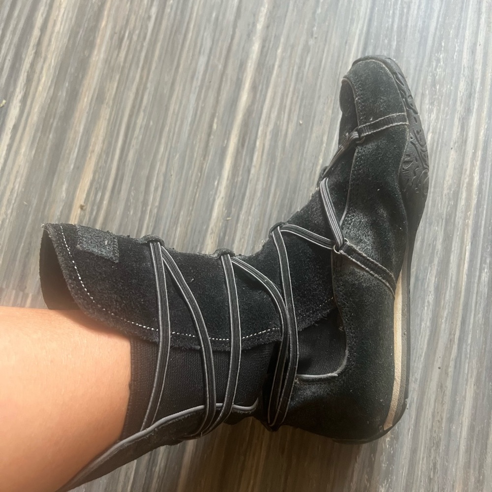 Rare find Columbia slip on booties